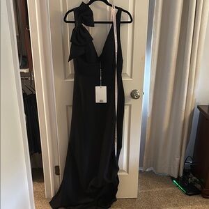 Mac Duggal Black Sleeveless V-neck Bow Detail Gown
